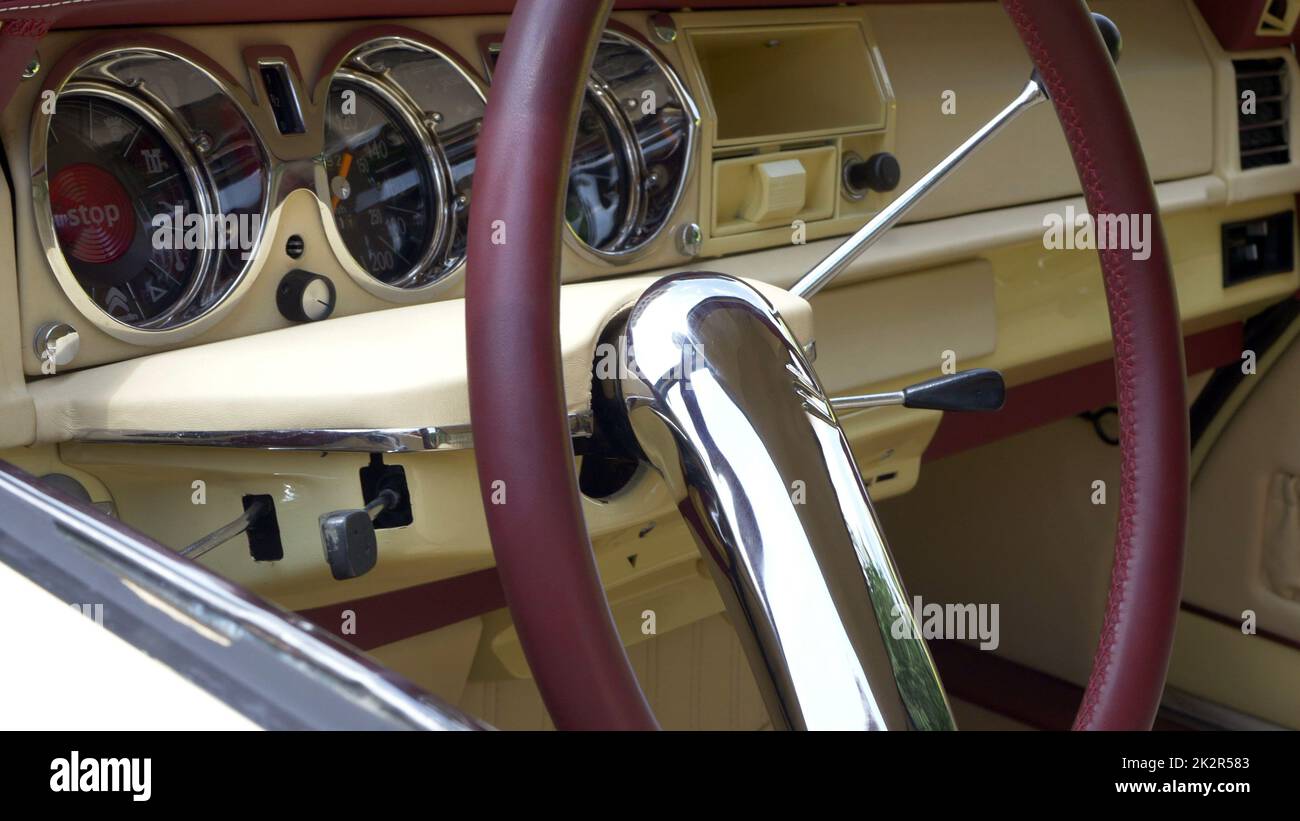 Vista interna dell'automobile d'epoca degli anni '50 restaurata Foto Stock