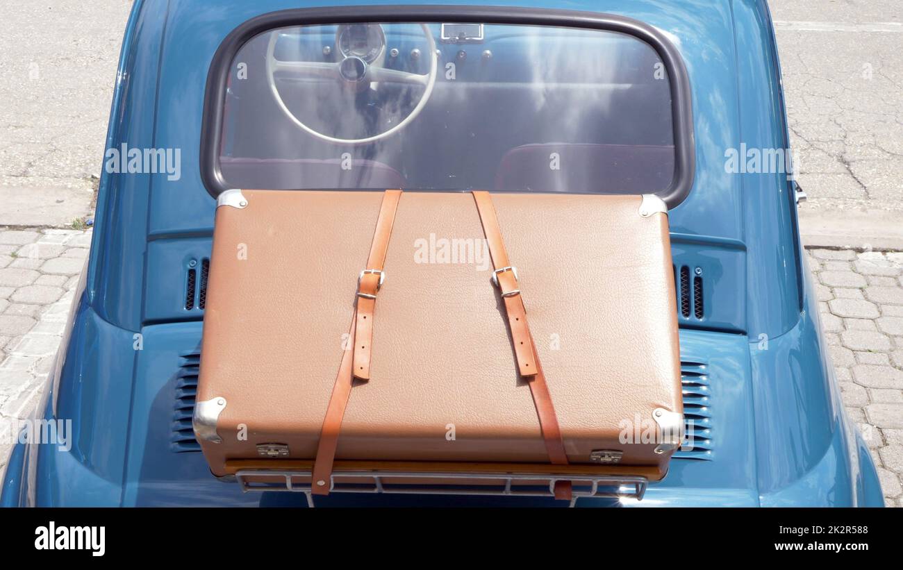 Vecchia auto d'epoca in condizioni di menta con valigia pronta per viaggi Foto Stock