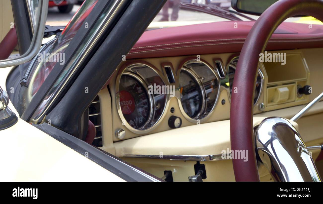 Vista interna dell'automobile d'epoca degli anni '50 restaurata Foto Stock