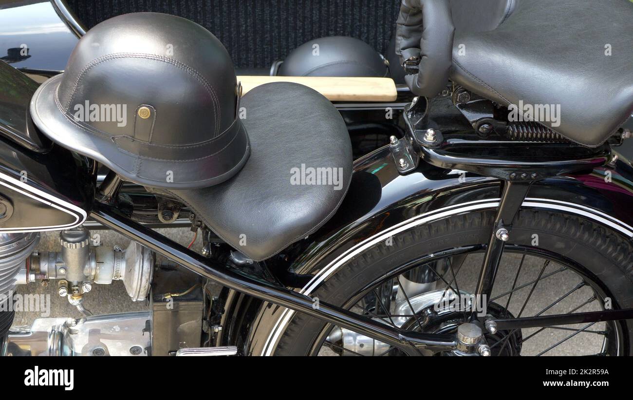Moto e casco Old Vintage Chrome Foto Stock