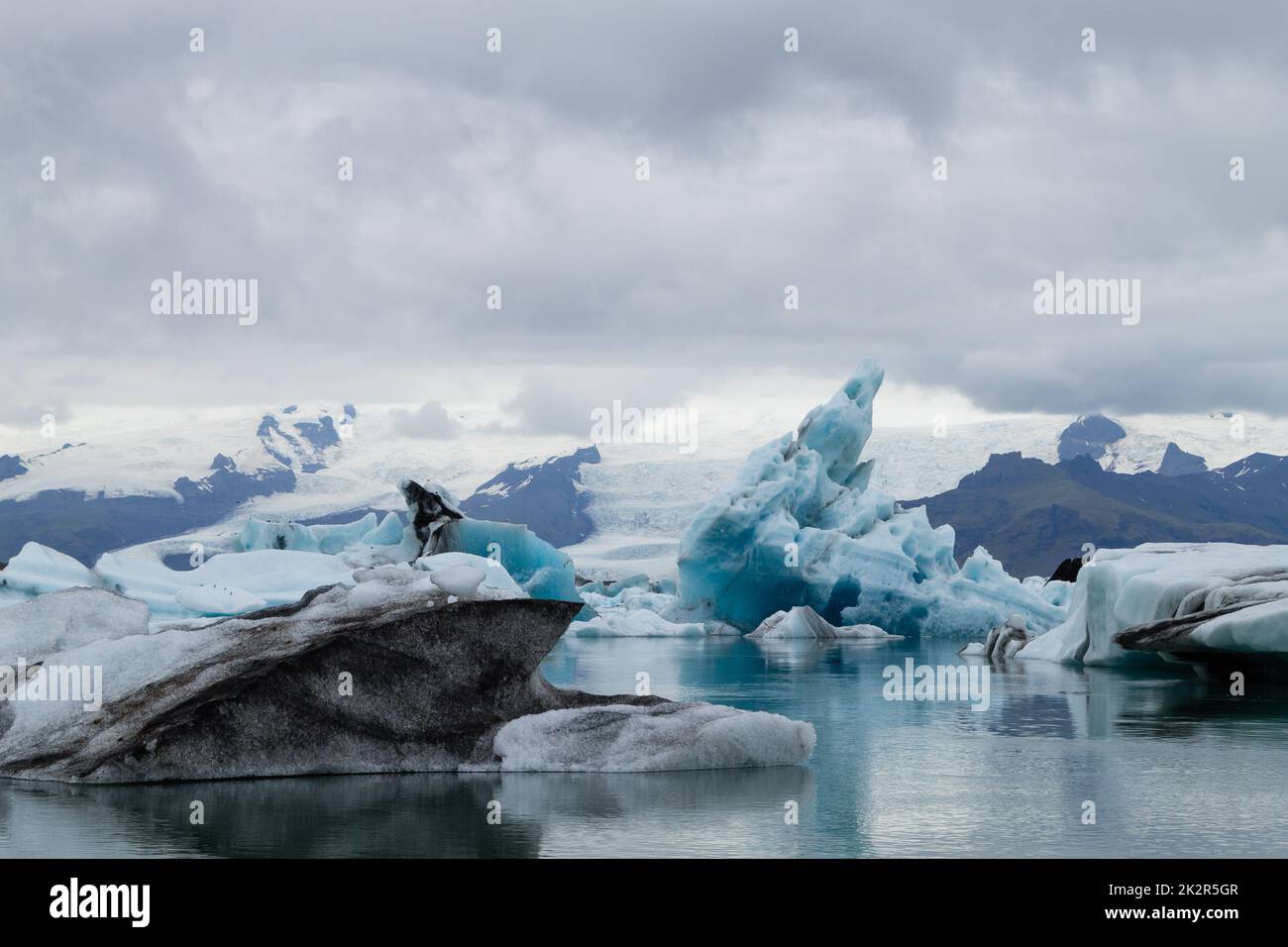 Iceberg sull'acqua, lago glaciale di Jokulsarlon, Islanda Foto Stock