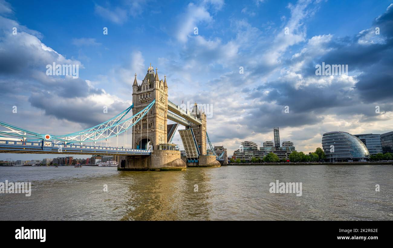il ponte a torre aperto di londra contro un cielo drammatico Foto Stock