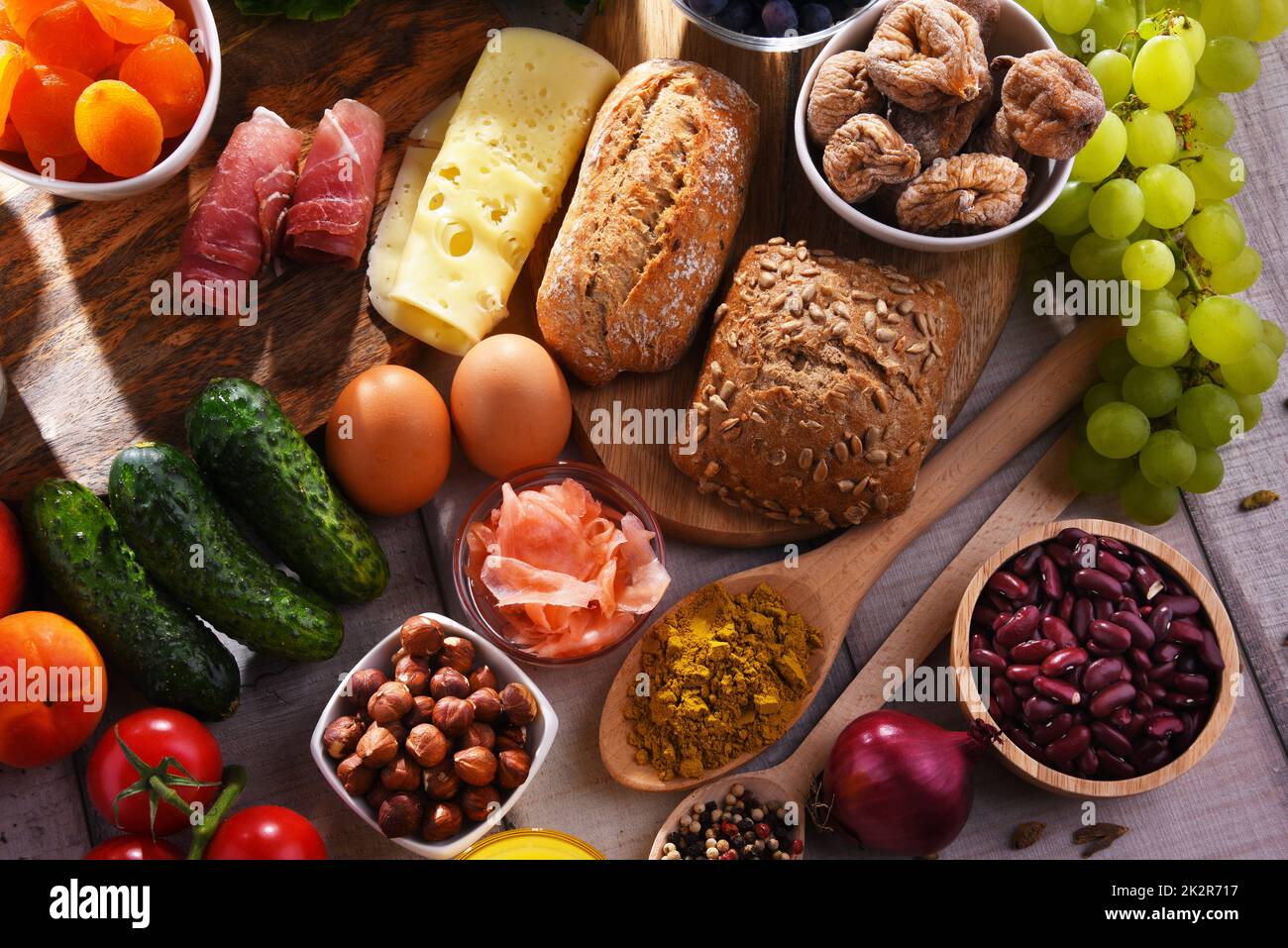 Prodotti alimentari biologici assortiti sul tavolo Foto Stock