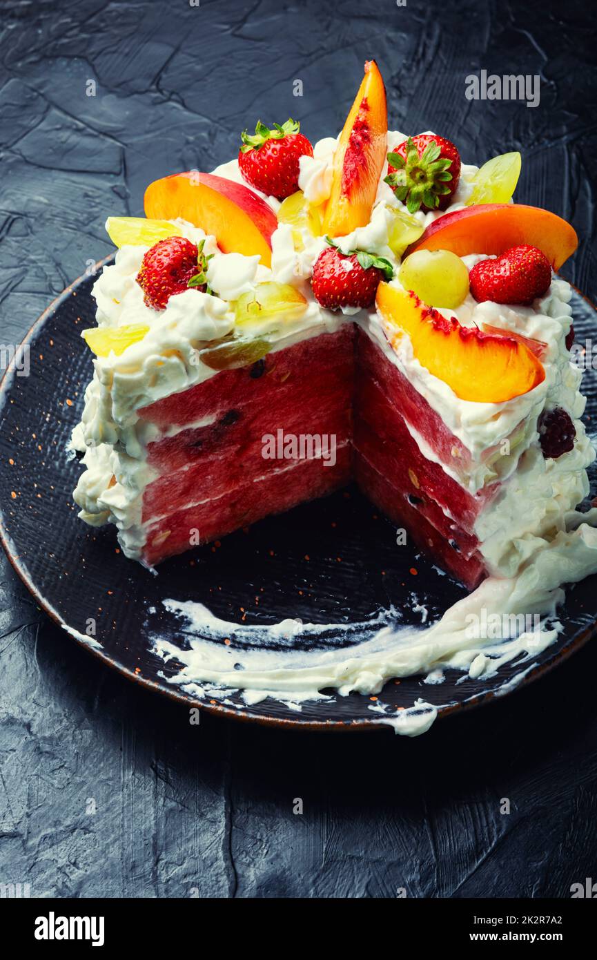 Torta estiva con anguria e frutti di bosco. Foto Stock