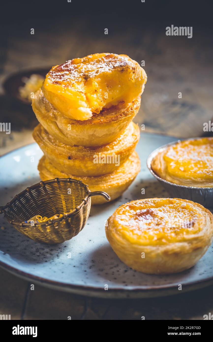 Pastel de nata - pasticceria tradizionale portoghese alla crema di uova Foto Stock