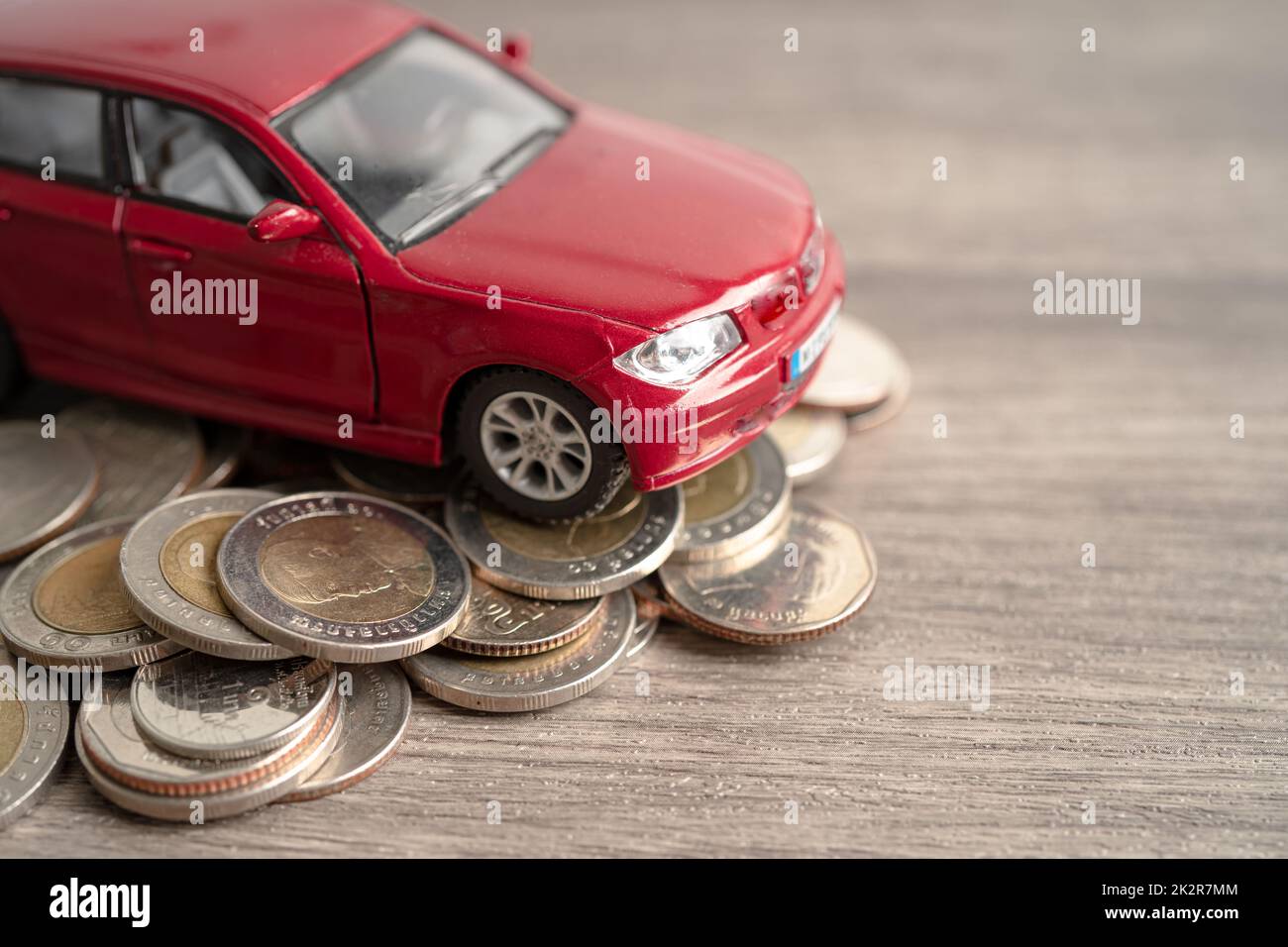 Auto su pila di monete. Noleggio auto, Finanza, risparmio di denaro, assicurazione e leasing concetti tempo. Foto Stock