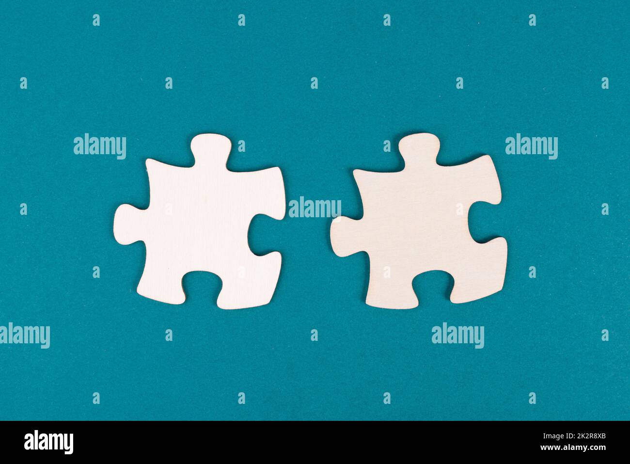 Due pezzi di un puzzle, che si connettono insieme come un team, risolvendo un problema, strategia e concetto di comunicazione Foto Stock