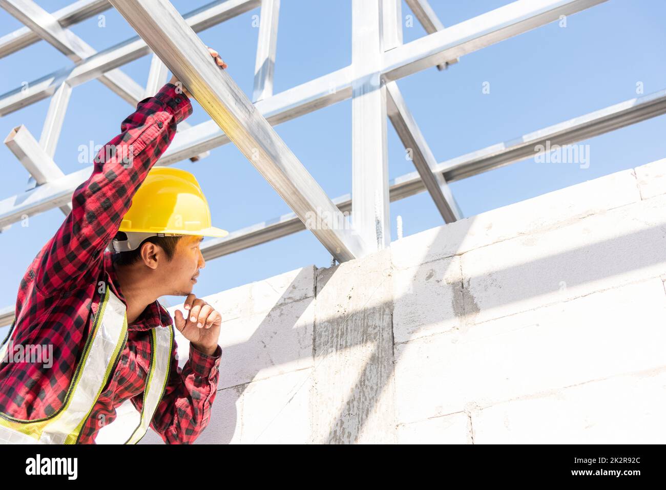 Lavoratore di costruzione o appaltatore che controlla telaio di casa Foto Stock