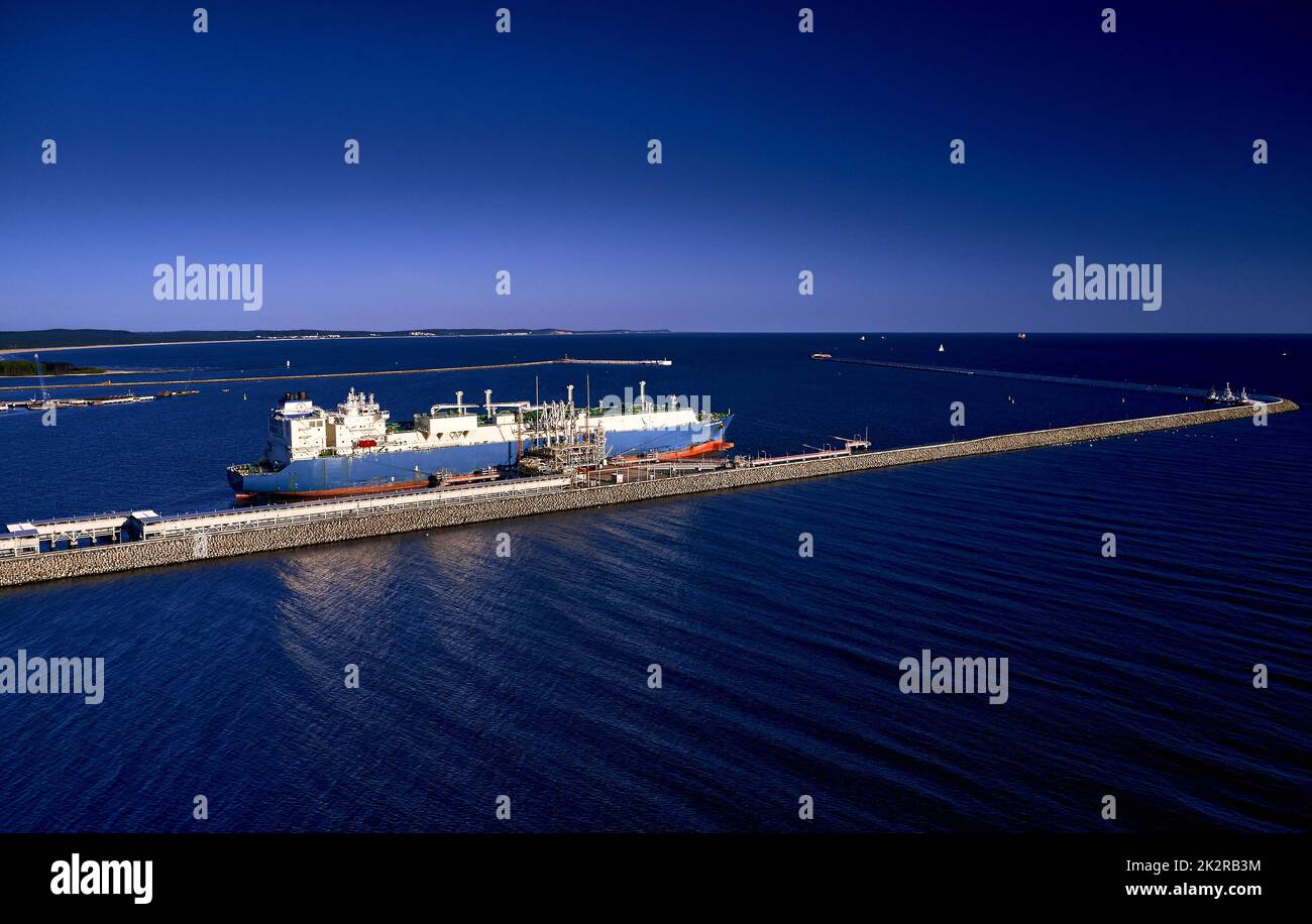 Nave da trasporto GNL Maran gas Apollonia mentre scarica al terminale per gas liquefatto, collegamenti, apparecchiature e riduttori di pressione al Mar baltico. (Europa occidentale) Foto Stock