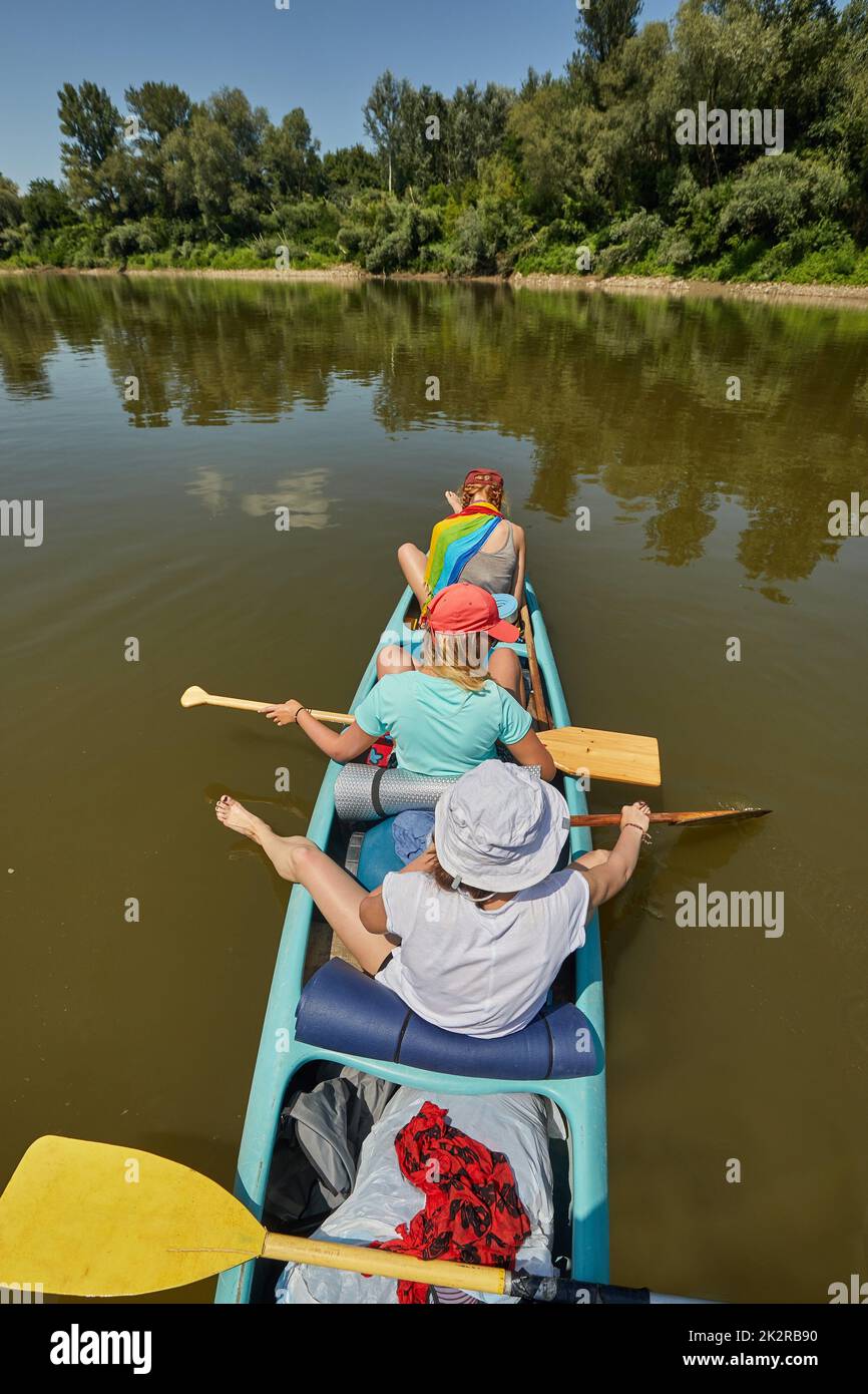 Canoa su un fiume, ragazze in barca Foto Stock