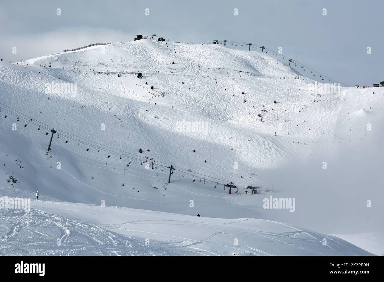 Piste da sci, maestoso paesaggio alpino con la neve e la gamma della montagna Foto Stock