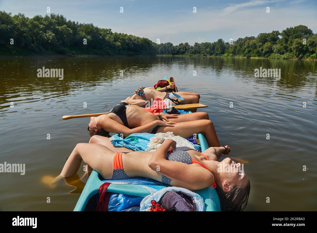 Canoa su un fiume, ragazze in barca Foto Stock