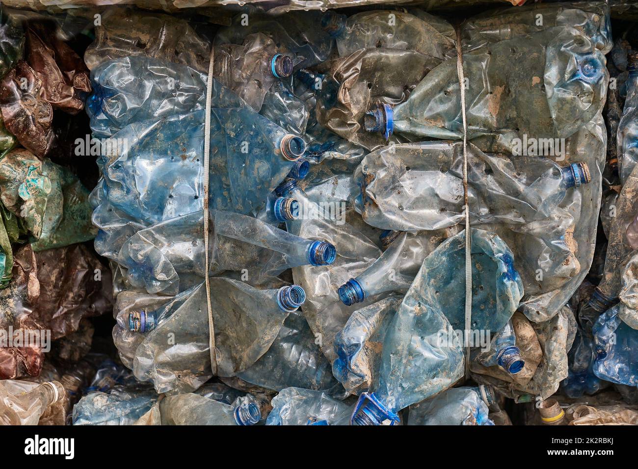 Bottiglie di plastica in balle per il riciclaggio dei rifiuti Foto Stock