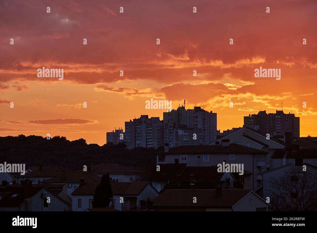 Tramonto vista urbano, crimson sky Foto Stock