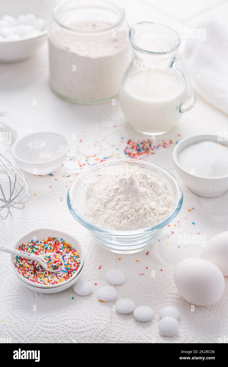 Sfondo cottura con farina, uova, zucchero spruzzato, utensili da cucina, utensili Foto Stock
