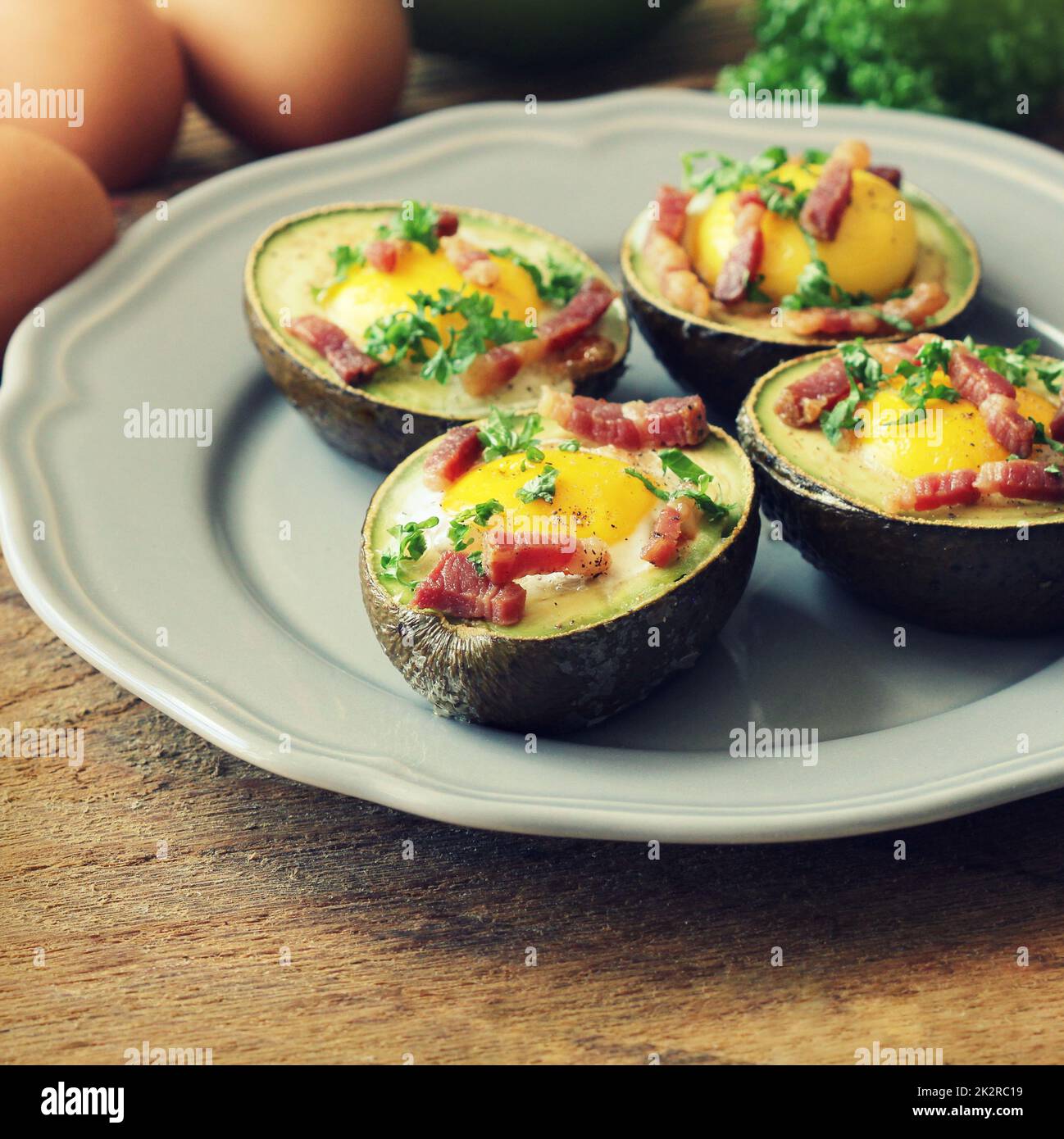 Avocado barche di uova con pancetta Foto Stock