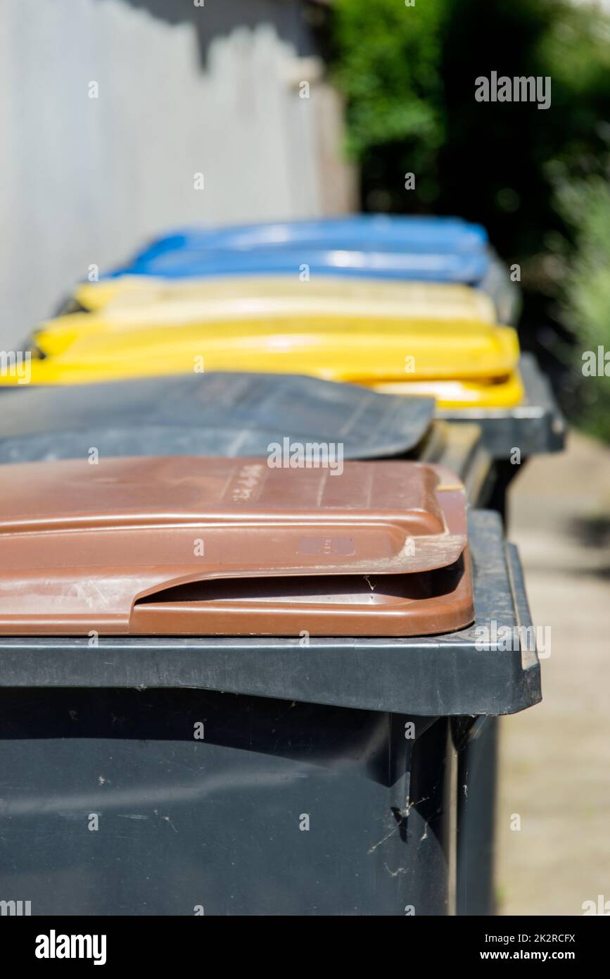 Bidoni di immondizia in primo piano Foto Stock