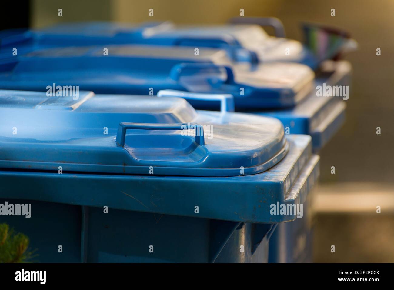 Bidoni di immondizia in primo piano Foto Stock