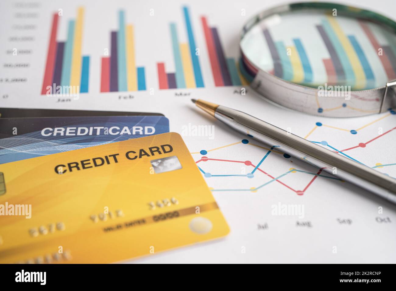 Carta di credito su carta cartografica e grafica. Sviluppo finanziario, conto bancario, Statistiche, Investment Analytic Research data economy, Borsa valori, Business Company Concept. Foto Stock