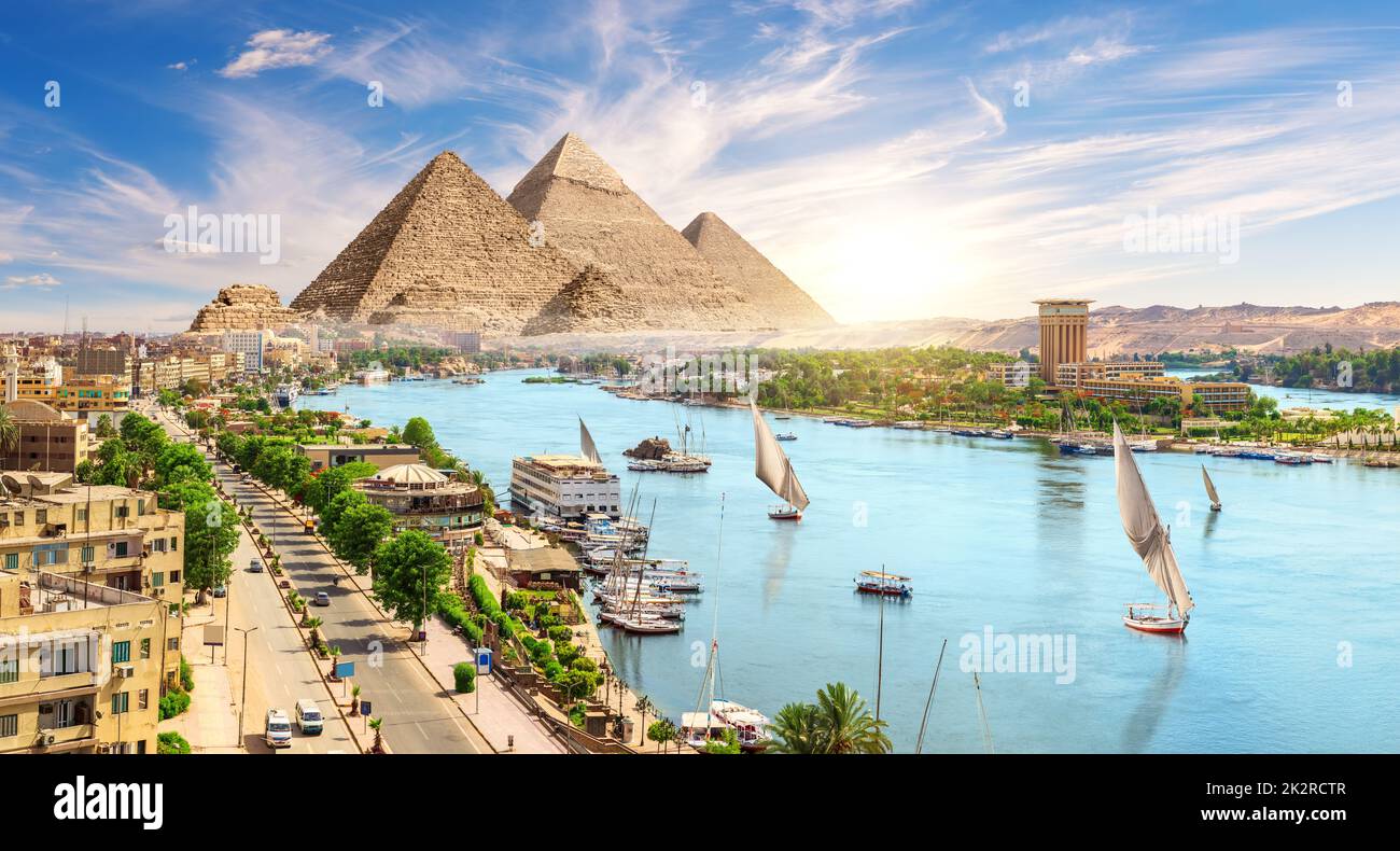 Complesso piramidale nella città di Assuan vicino al Nilo, vista aerea, Egitto Foto Stock