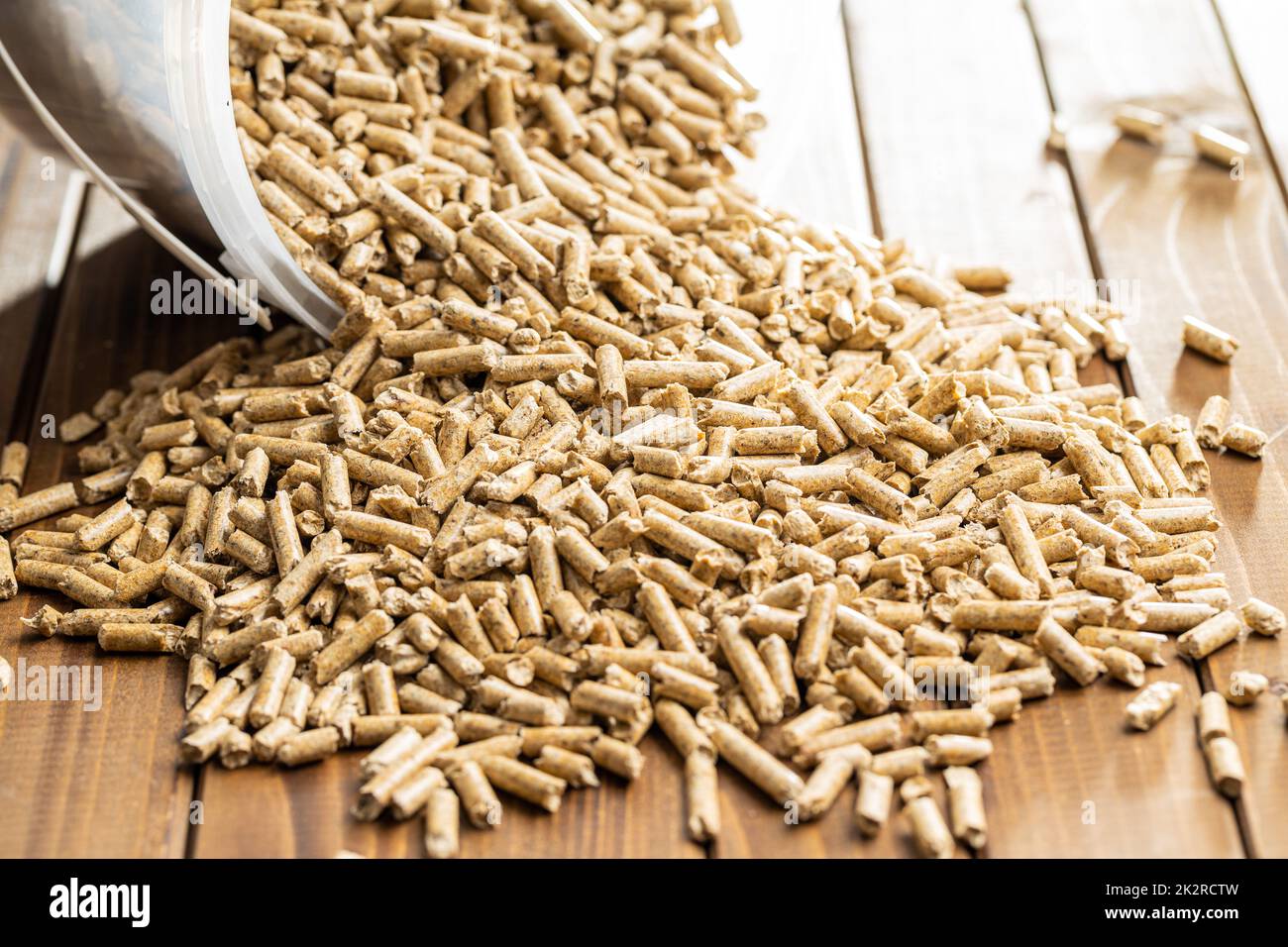 Pellet di legno, biocarburante su tavola di legno. Combustibile ecologico fatto da biomassa. Fonte di energia rinnovabile. Foto Stock