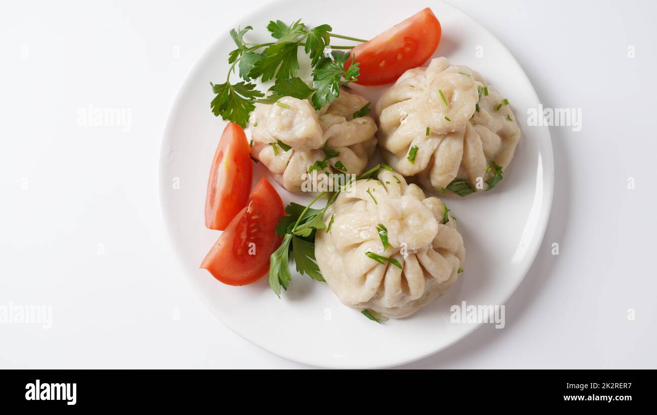 Gnocchi georgiani Khinkali con carne e pepe rosso, cucina tradizionale georgiana nazionale. Foto Stock