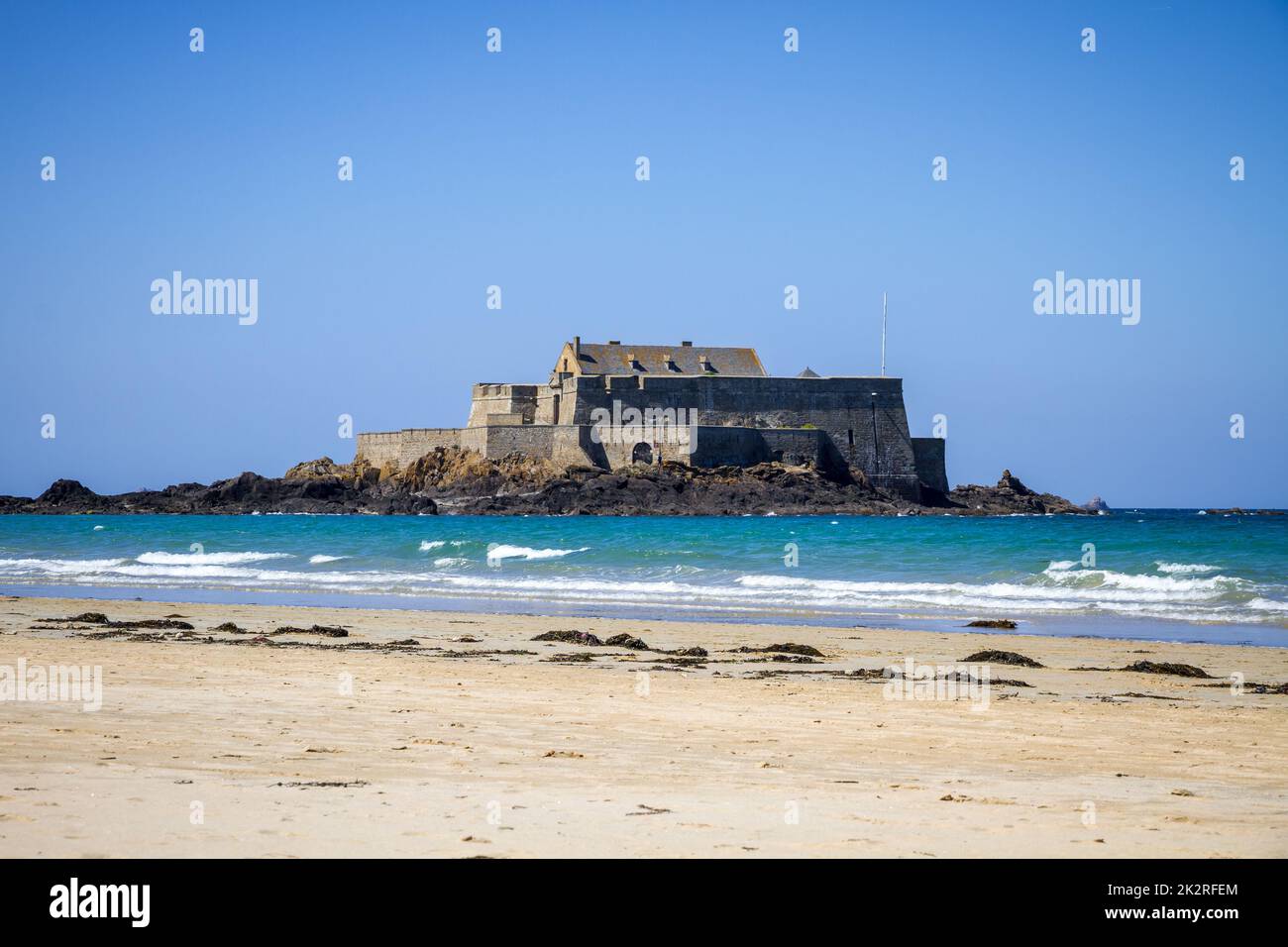 Forte Nazionale, spiaggia e mare nella città di Saint-Malo, Bretagna, Francia Foto Stock