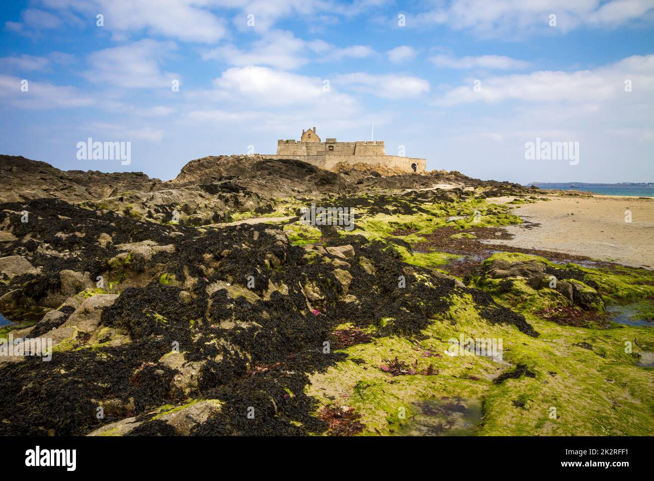 Forte Nazionale, spiaggia e mare nella città di Saint-Malo, Bretagna, Francia Foto Stock