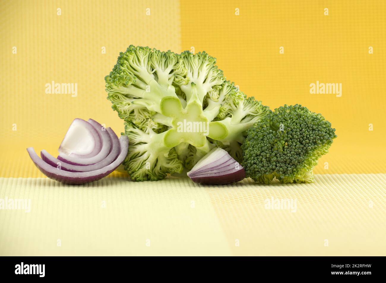 Broccoli freschi e fette di cipolla Foto Stock