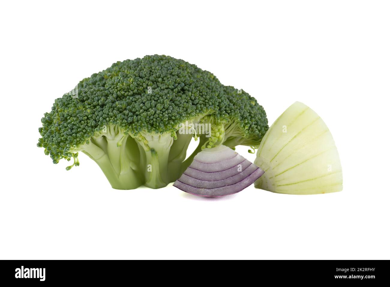 Broccoli freschi e cipolla su fondo bianco Foto Stock