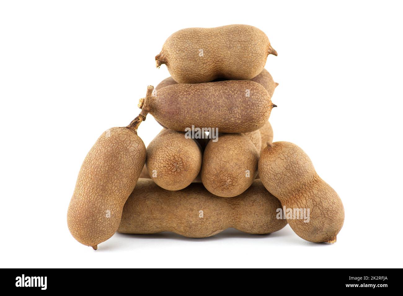 Frutta fresca intera tamarindo su fondo bianco Foto Stock