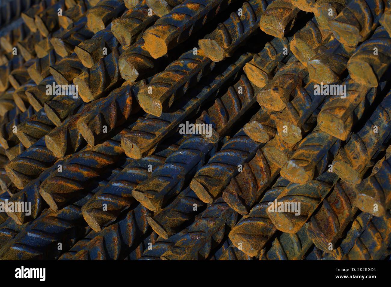 barre in cemento armato in metallo aste arrugginite impilano materiali da costruzione ravvicinati Foto Stock
