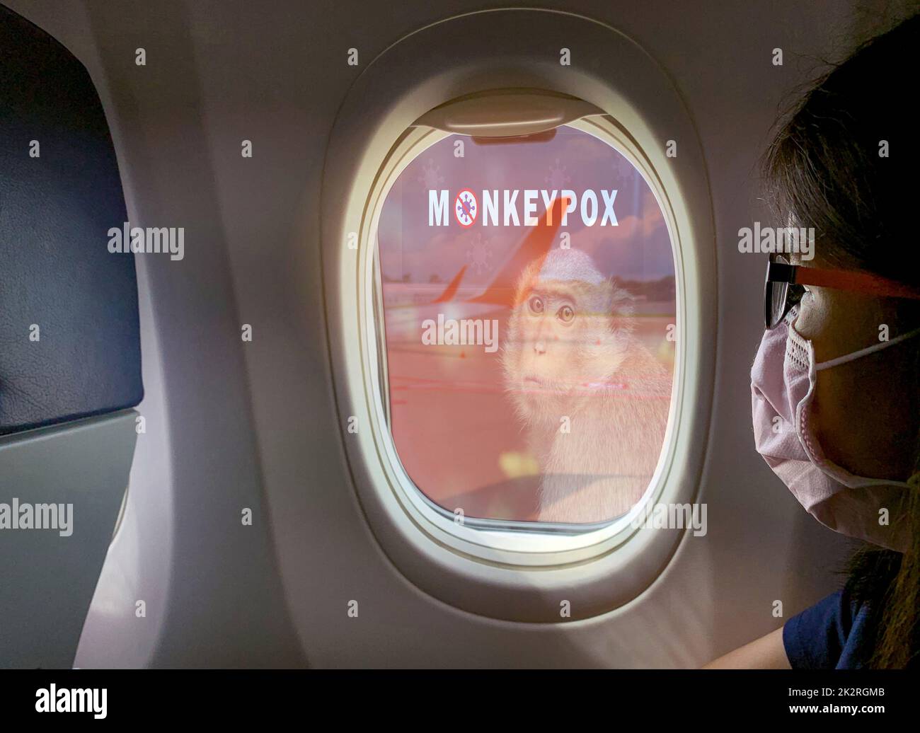 Donna indossare maschera chirurgica sedersi sul sedile del passeggero vicino alla finestra della cabina dell'aereo con concetto di epidemia di monkeypox. Monkeypox è causato dal virus monkeypox. Viaggiare in aereo durante l'epidemia di monkeypox. Foto Stock