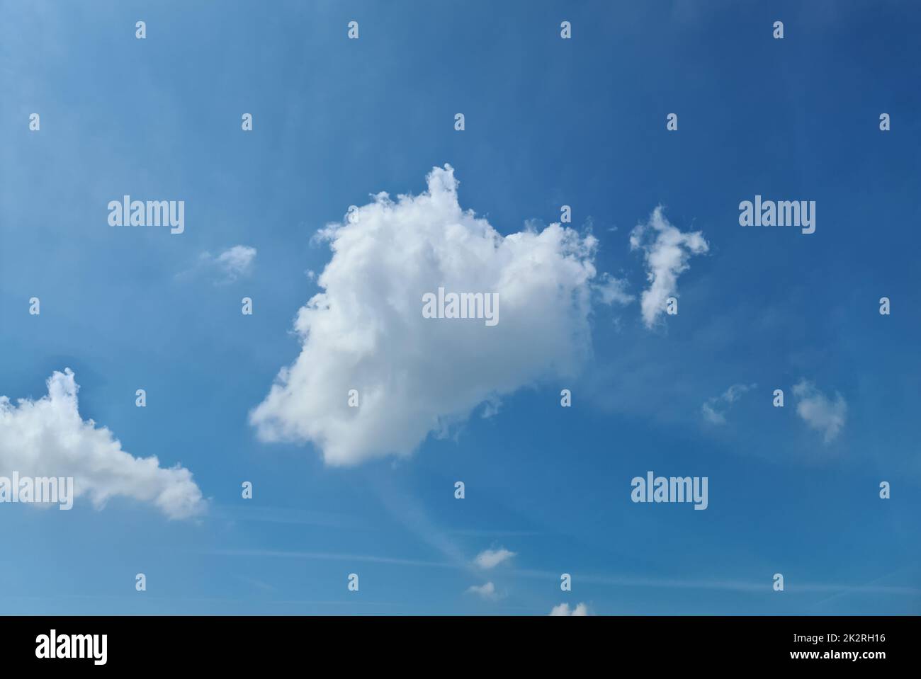 Splendide nuvole bianche in un cielo estivo blu profondo. Foto Stock