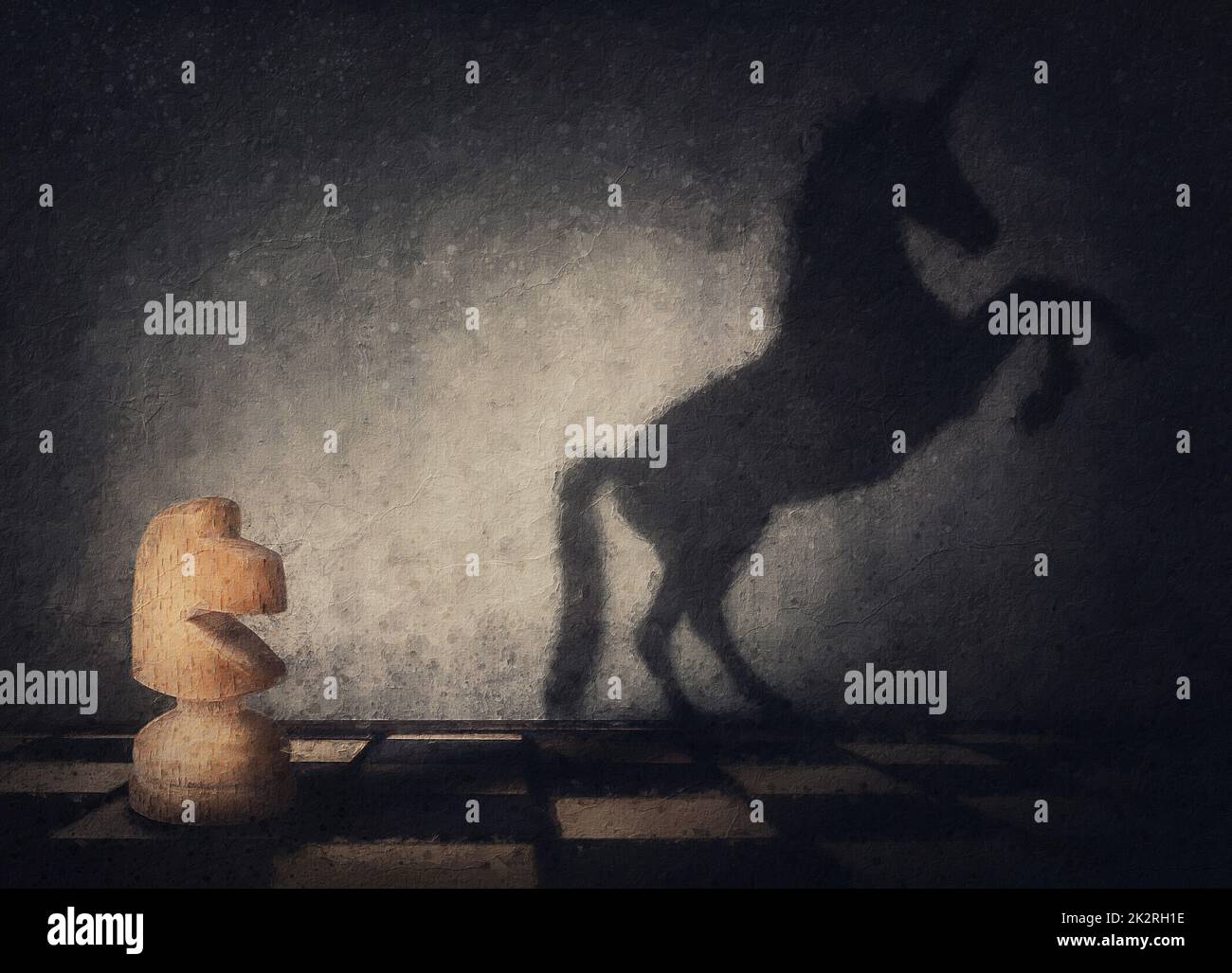 Pittura surreale di un cavaliere di scacchi che si trasforma in un unicorno selvaggio e potente. La motivazione e la fiducia in se stessi metafora, superando gli ostacoli e raggiungendo il successo. Concetto di leadership e libertà Foto Stock