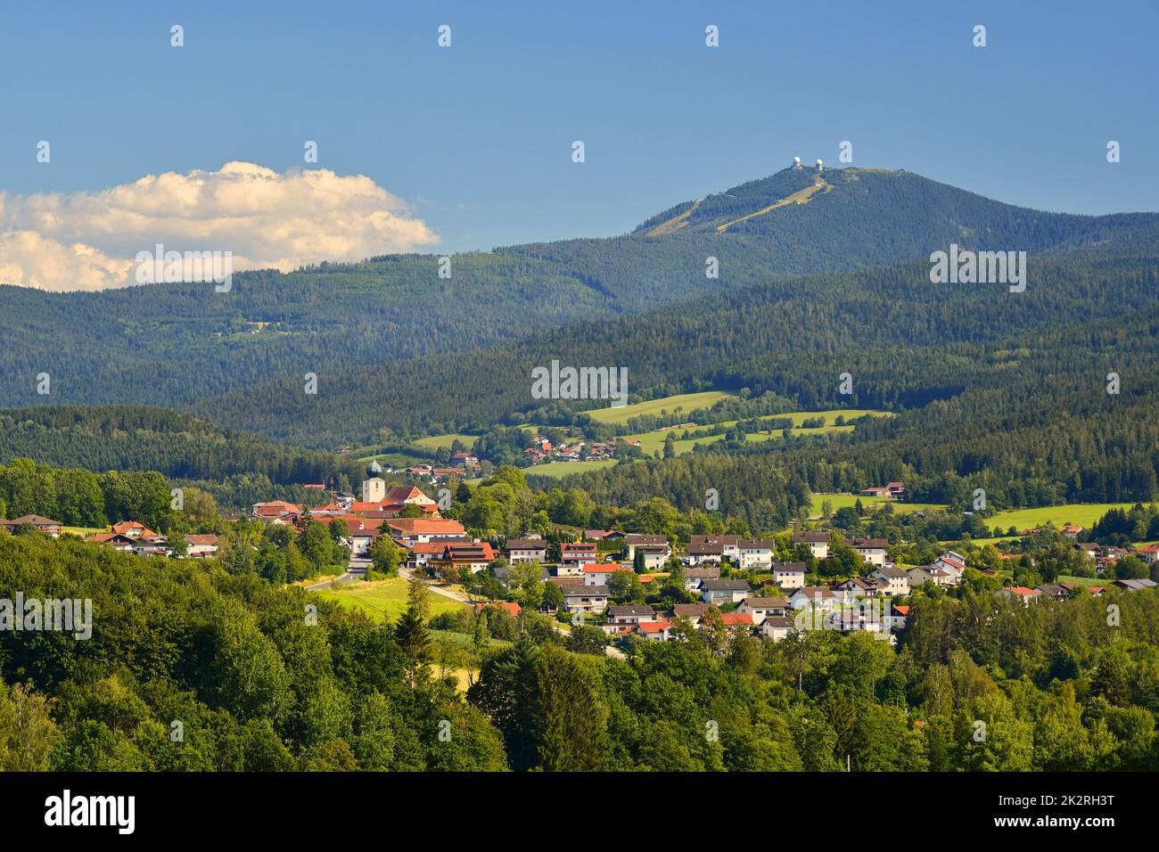 Lam, una piccola cittadina nella Foresta Bavarese.View per il monte GroÃŸer Arber con le sue due torri. Baviera, Germania. Foto Stock