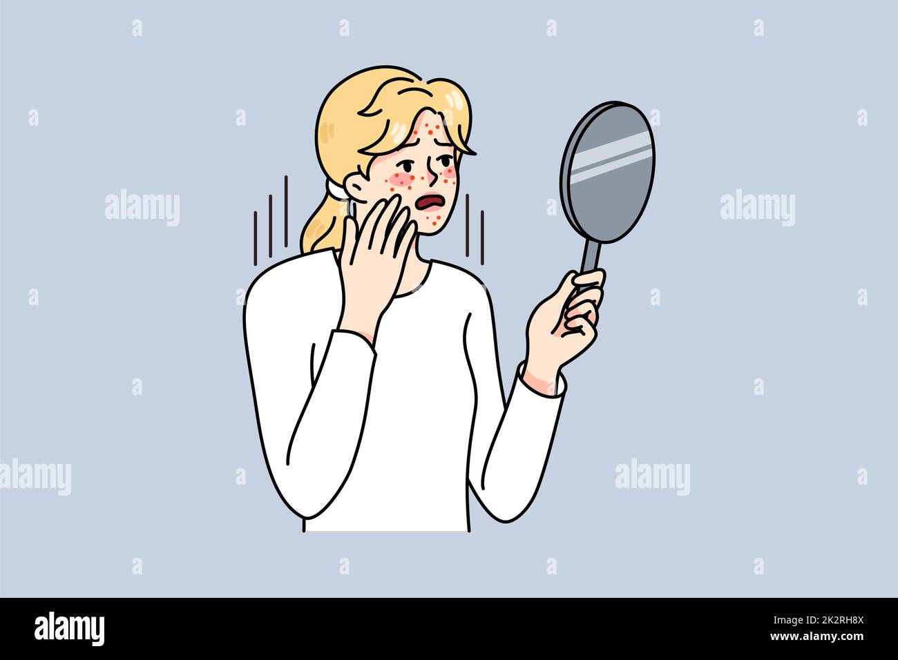 Donna infelice guardare in specchio preoccupandosi di acne Foto Stock