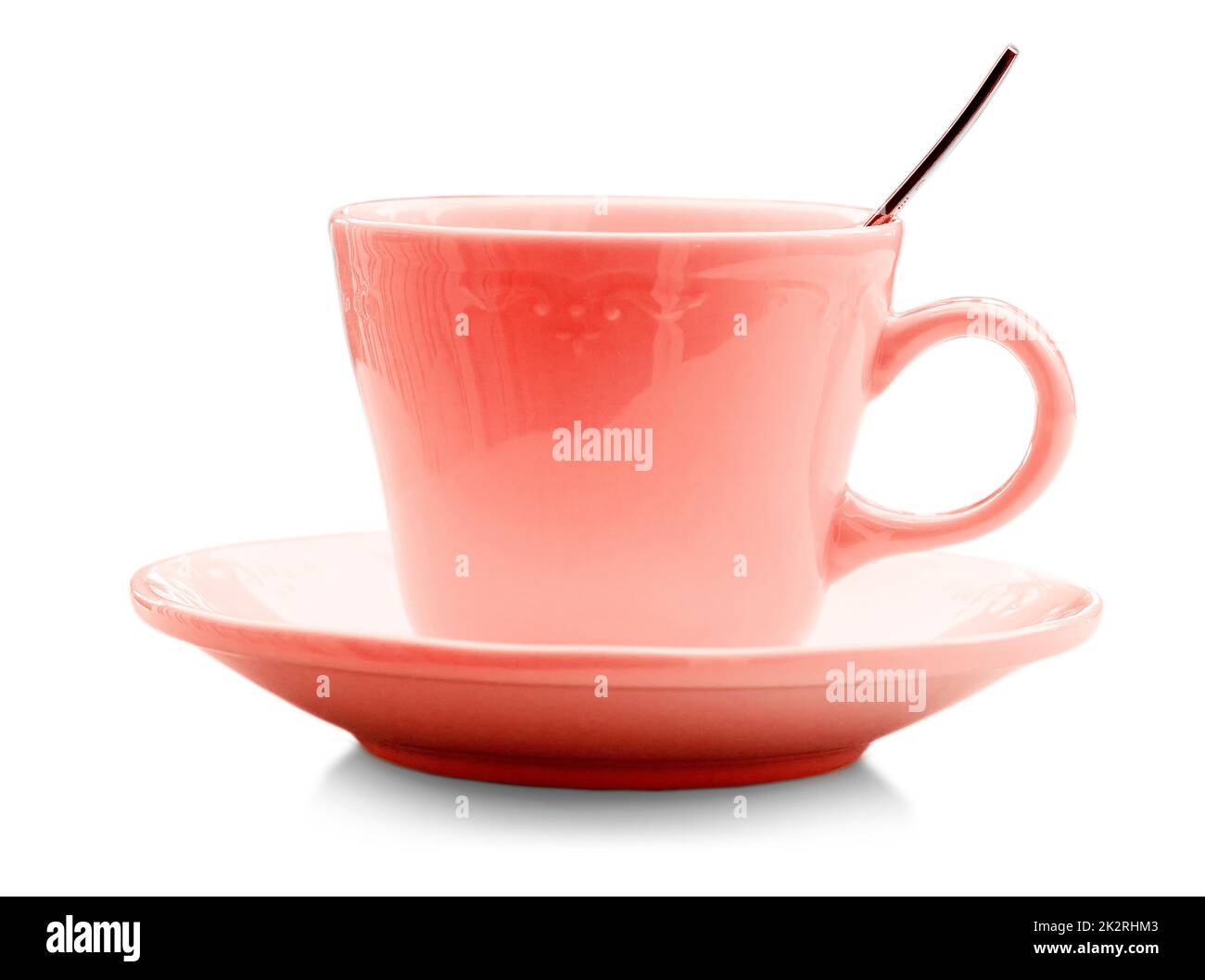 Tazza in ceramica colorata con cucchiaio isolato su sfondo bianco Foto Stock