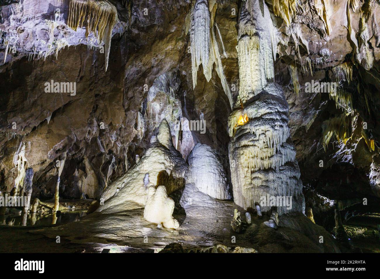 Grotta con stalattiti e stalagmiti. La formazione geologica delle Grotte di Punkva Foto Stock