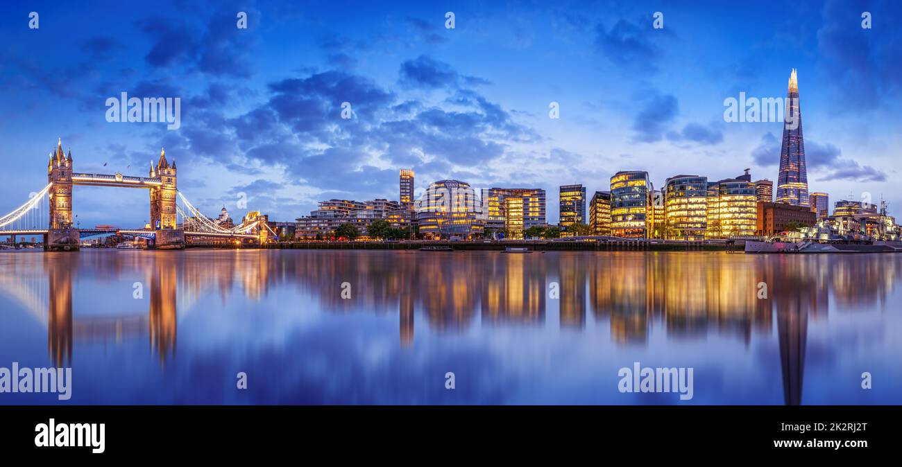 vista panoramica sullo skyline di londra dopo il tramonto Foto Stock