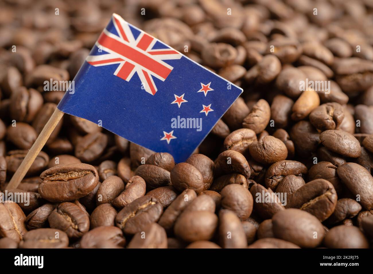 Bandiera della Nuova Zelanda sui chicchi di caffè, importazione commercio online concetto. Foto Stock