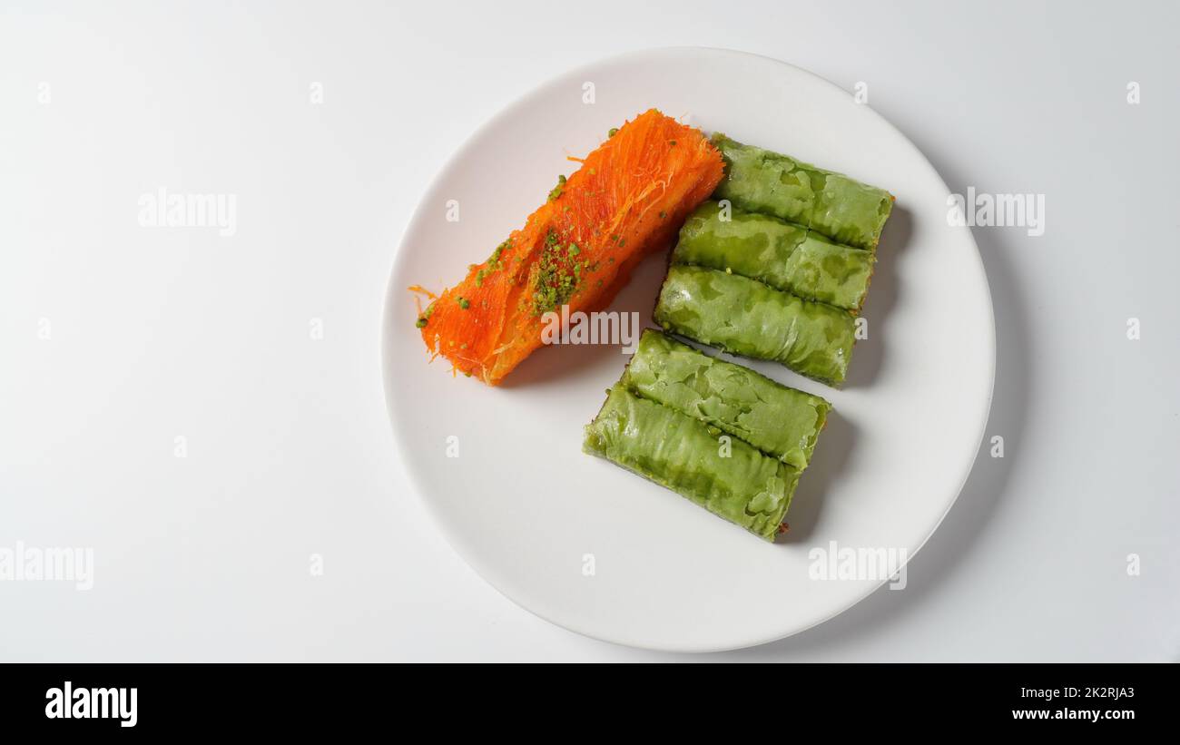 Dolce dolce a strati baklava e Knafeh mediorientale fatto di pasta filo, ripieno di noci tritate e zuccherato con sciroppo dolce a base di zucchero Foto Stock