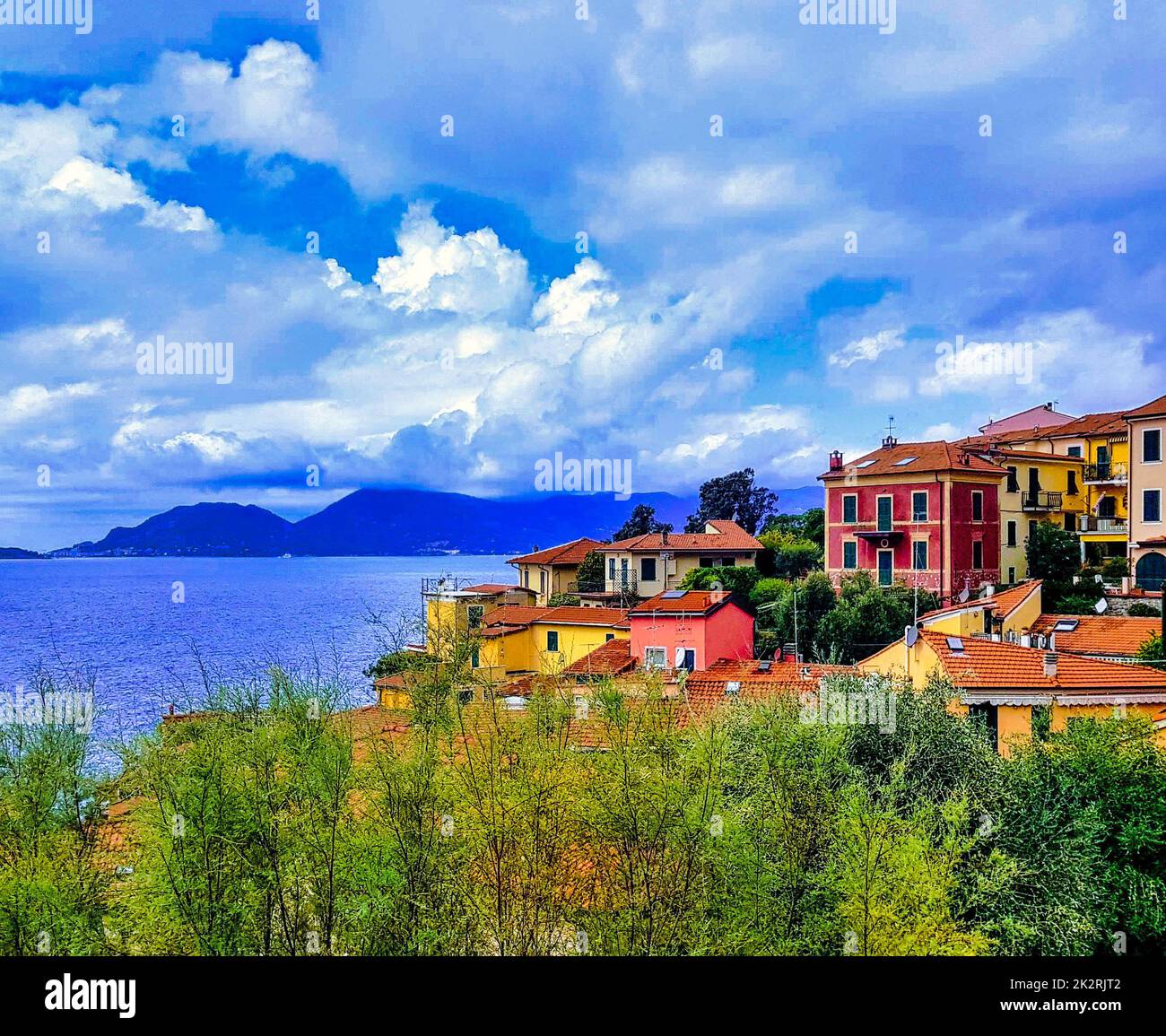 Architettura colorata del piccolo villaggio di pescatori di Tellaro, cinque Terre, Liguria, Italia Foto Stock