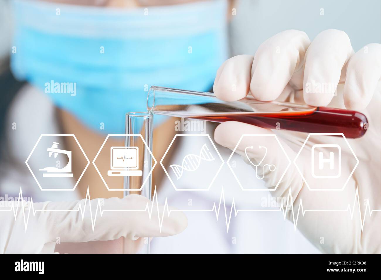 Lo scienziato che analizza il campione di sangue in una provetta di analisi del virus Foto Stock