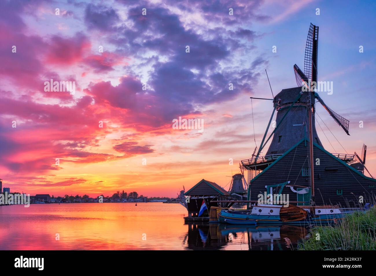 Mulini a vento di Zaanse Schans in Olanda il tramonto. Zaandam, Nether Foto Stock