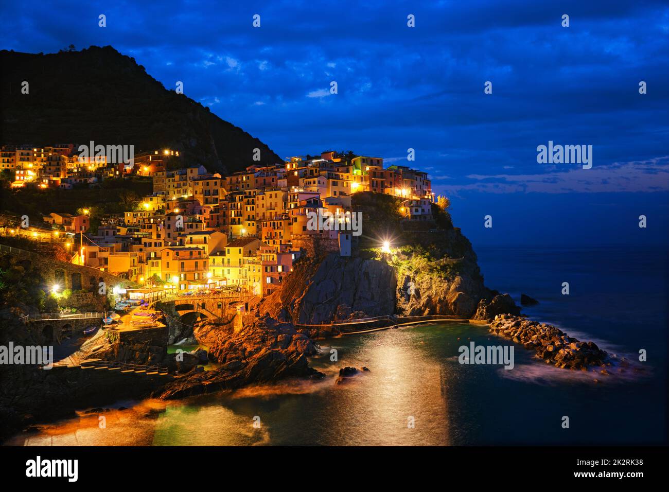 Manarola village n la notte, le Cinque Terre Liguria, Italia Foto Stock