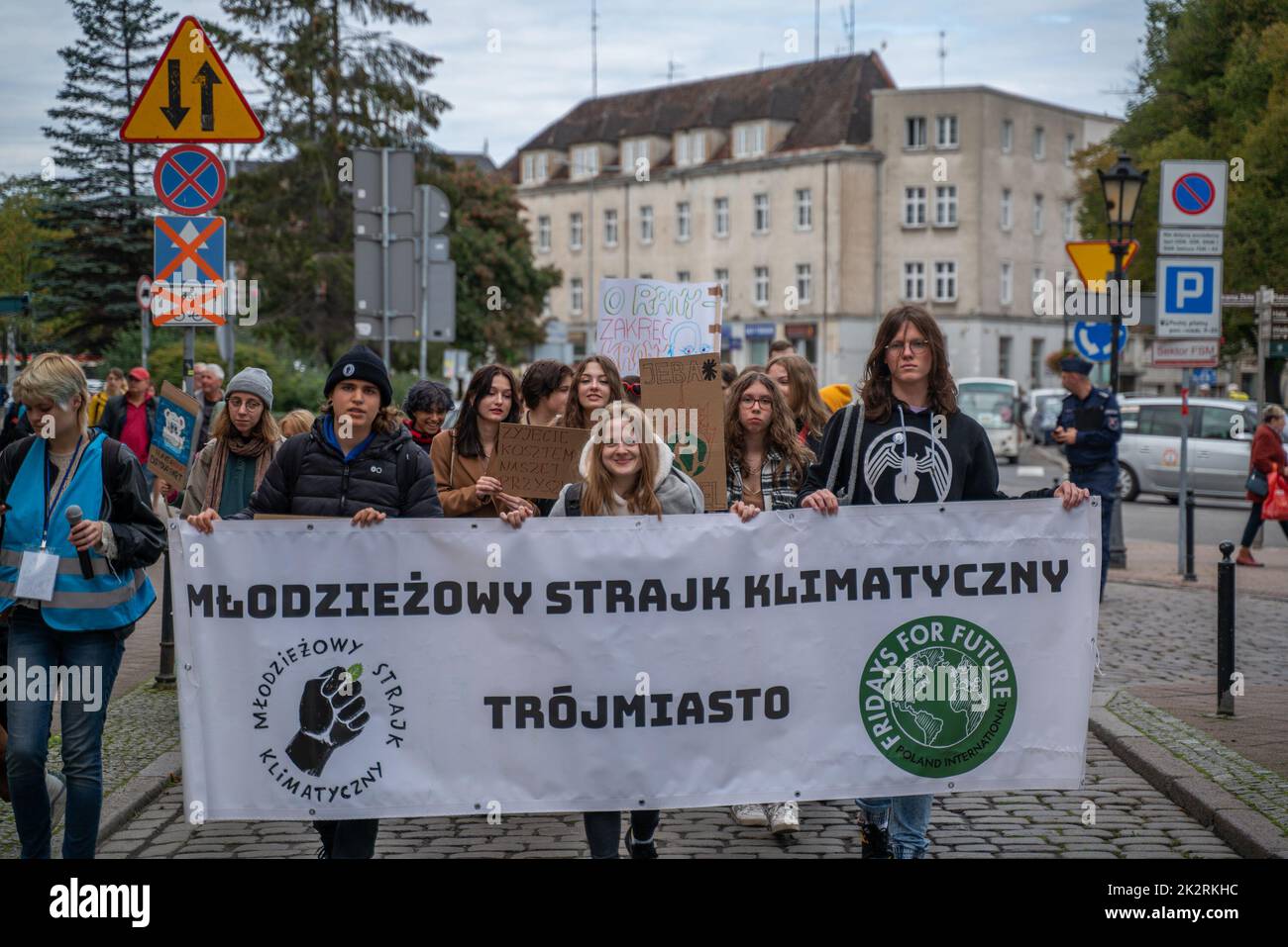 Gli attivisti hanno una bandiera che esprime le loro opinioni durante la manifestazione. Lo sciopero sul clima dei giovani sta protestando contro decenni di politica governativa, gli attivisti sottolineano che lo sviluppo di energie rinnovabili e a basse emissioni è stato trascurato da anni e che la situazione attuale in cui la Polonia è attualmente colpa dei governanti, i quali, a causa della loro passività, sono ora costretti a comprare il carbone in modo panico per ingenti somme di denaro. Come il pubblico teme di pensare al prossimo inverno, le compagnie di energia e carburante stanno soffocando i cittadini per ottenere enormi profitti. Gli attivisti fanno appello alla società polacca Foto Stock