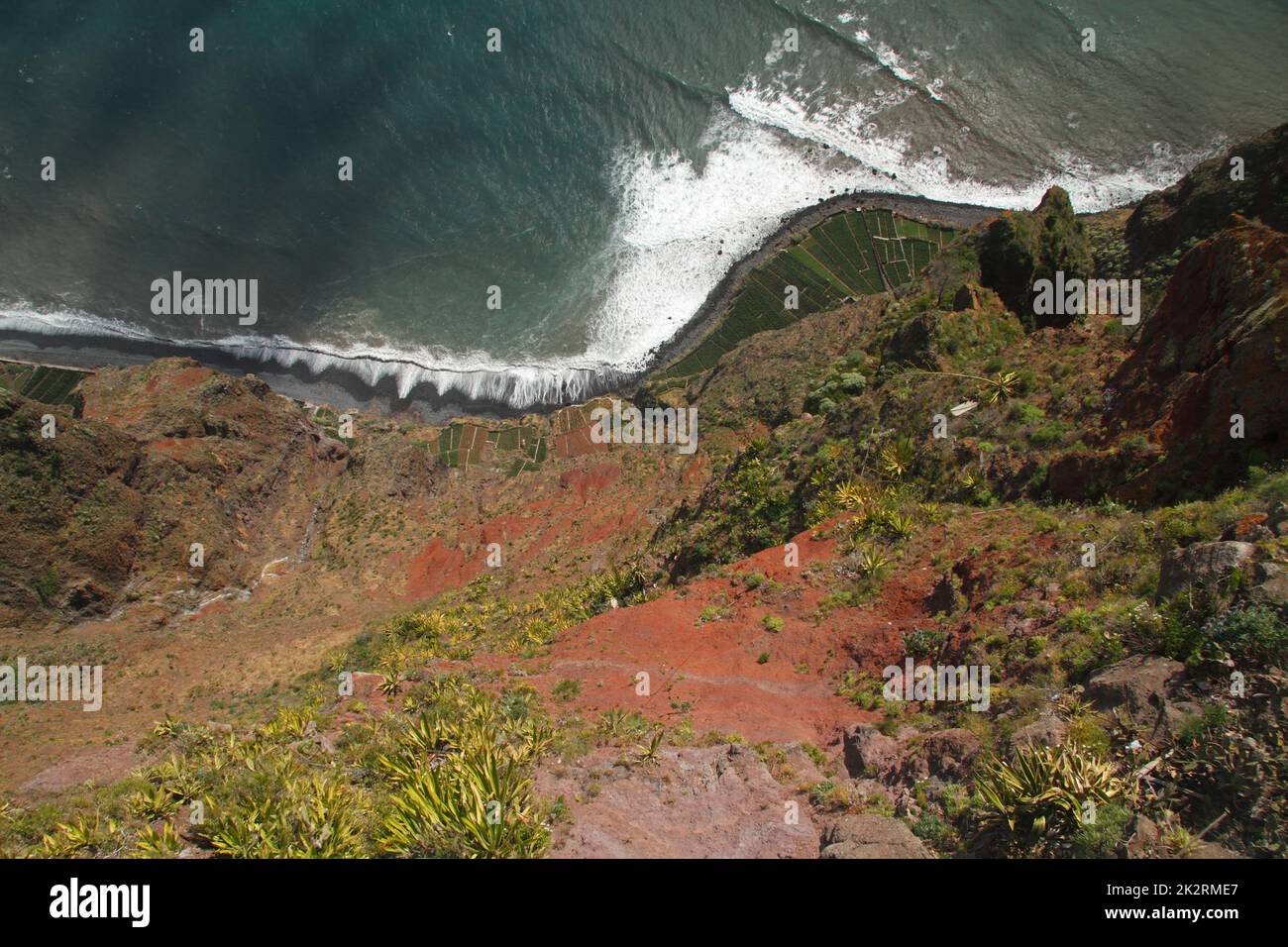 Isola di Madeira, Portogallo. Fajas do Rancho e Cabo Girao visto dall'alto. Vediamo piccole aree di terra coltivate alla base della scogliera e il blu Foto Stock