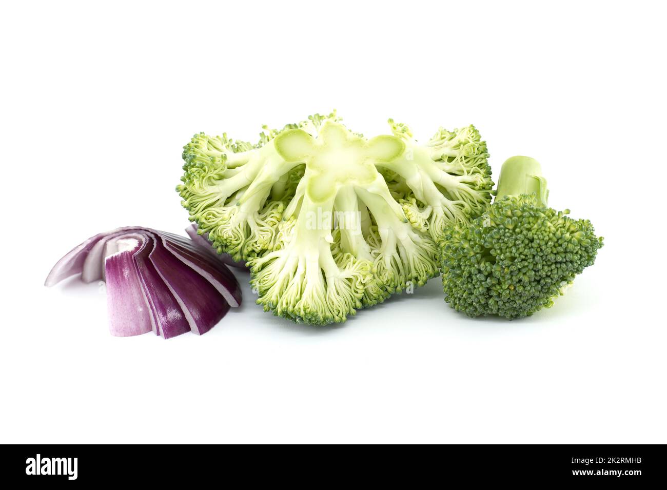 Broccoli freschi e cipolla su fondo bianco Foto Stock