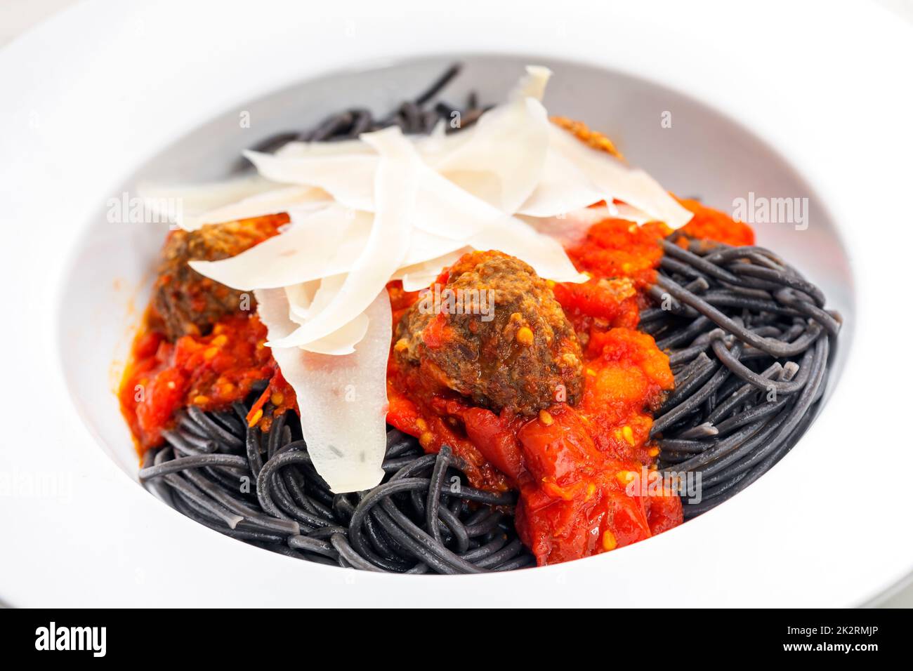 spaghetti neri con salsa di pomodoro e polpette di carne Foto Stock